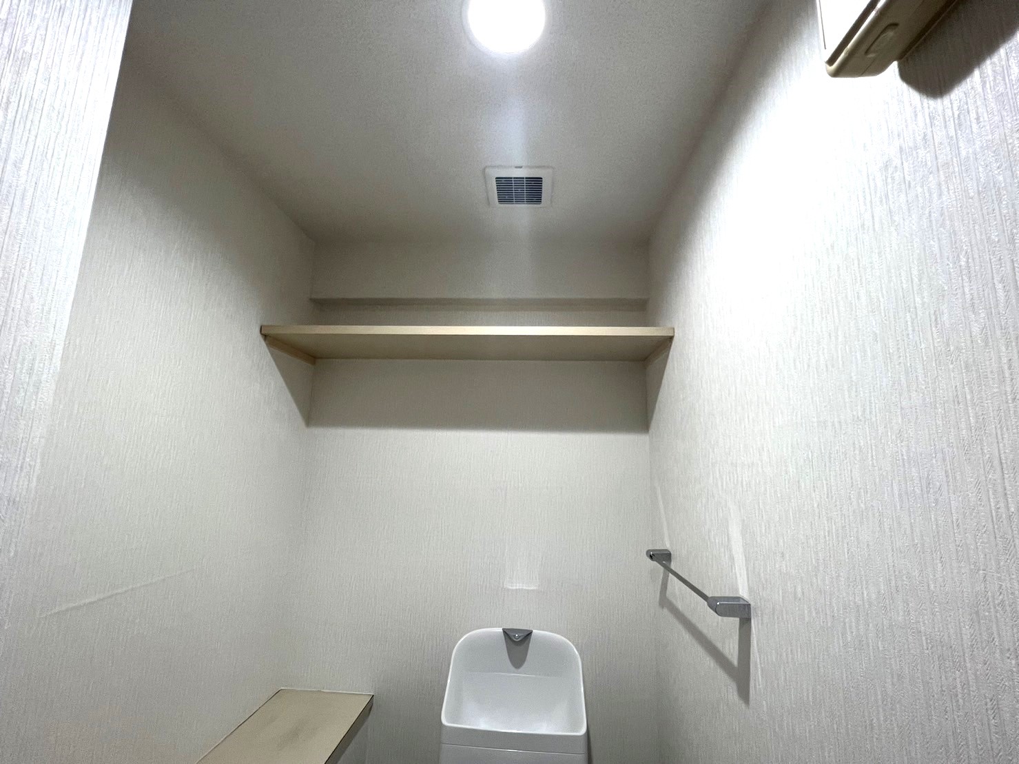 白さで明るさを増したトイレと洗面所